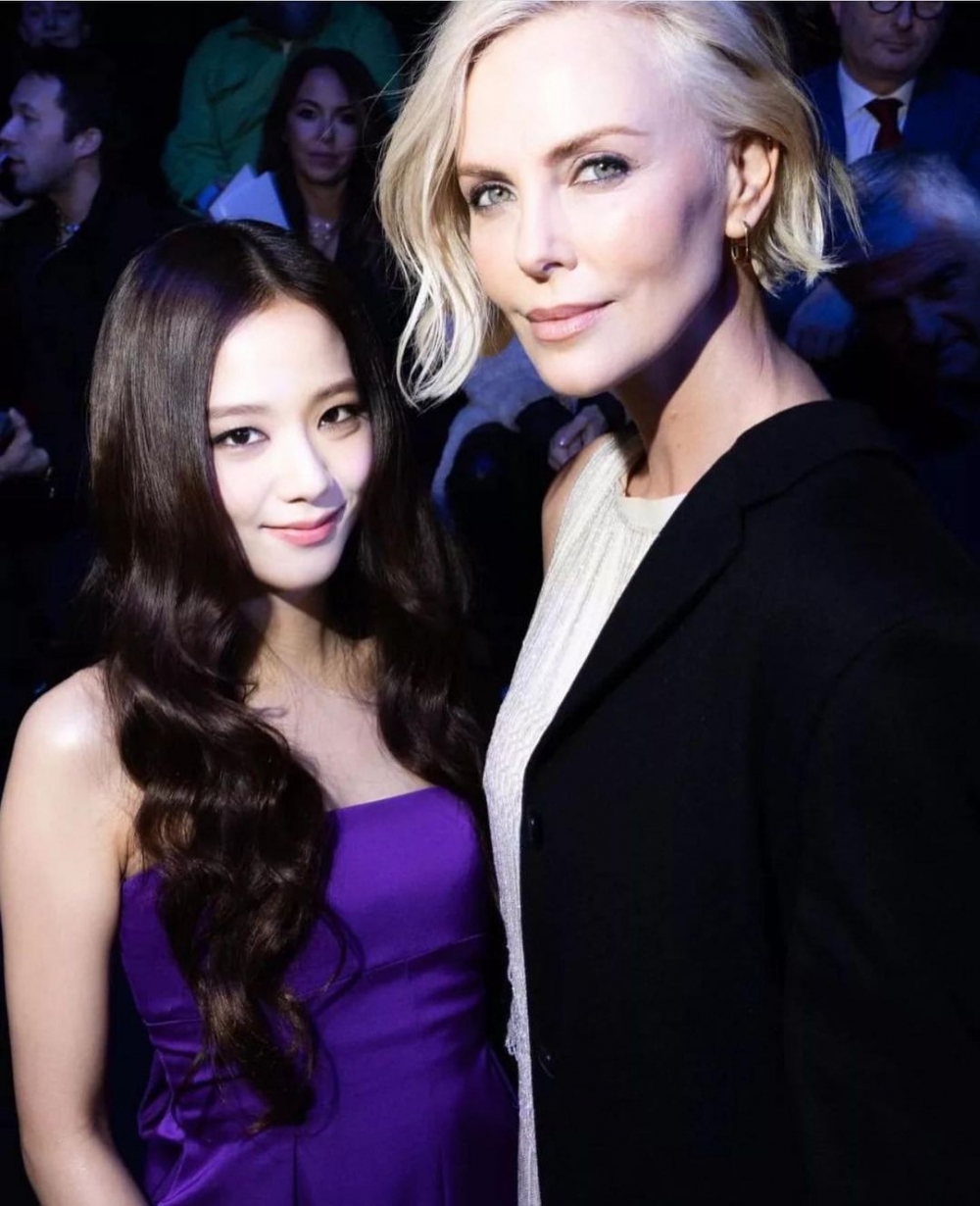 Jisoo身穿一襲Dior 2023 Pre-Fall系列紫色無肩帶禮服