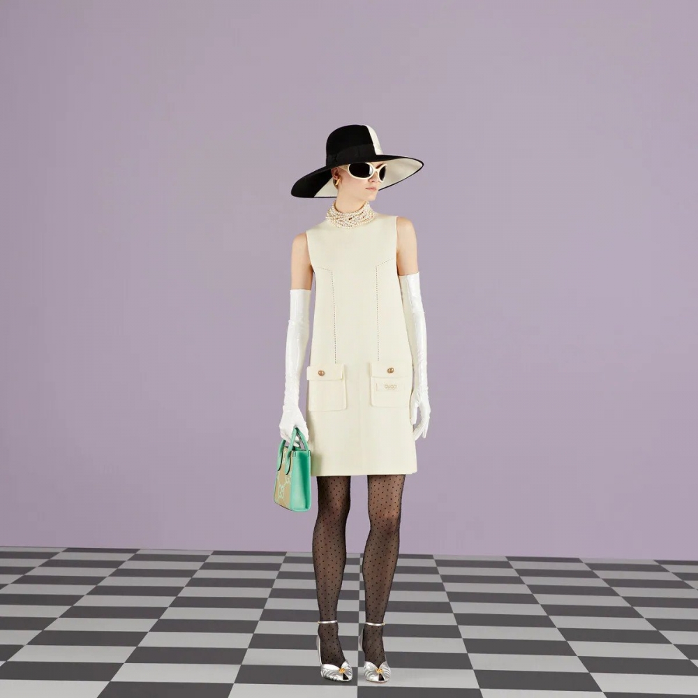 模特兒演繹Jumbo GG Mini Tote Bag。