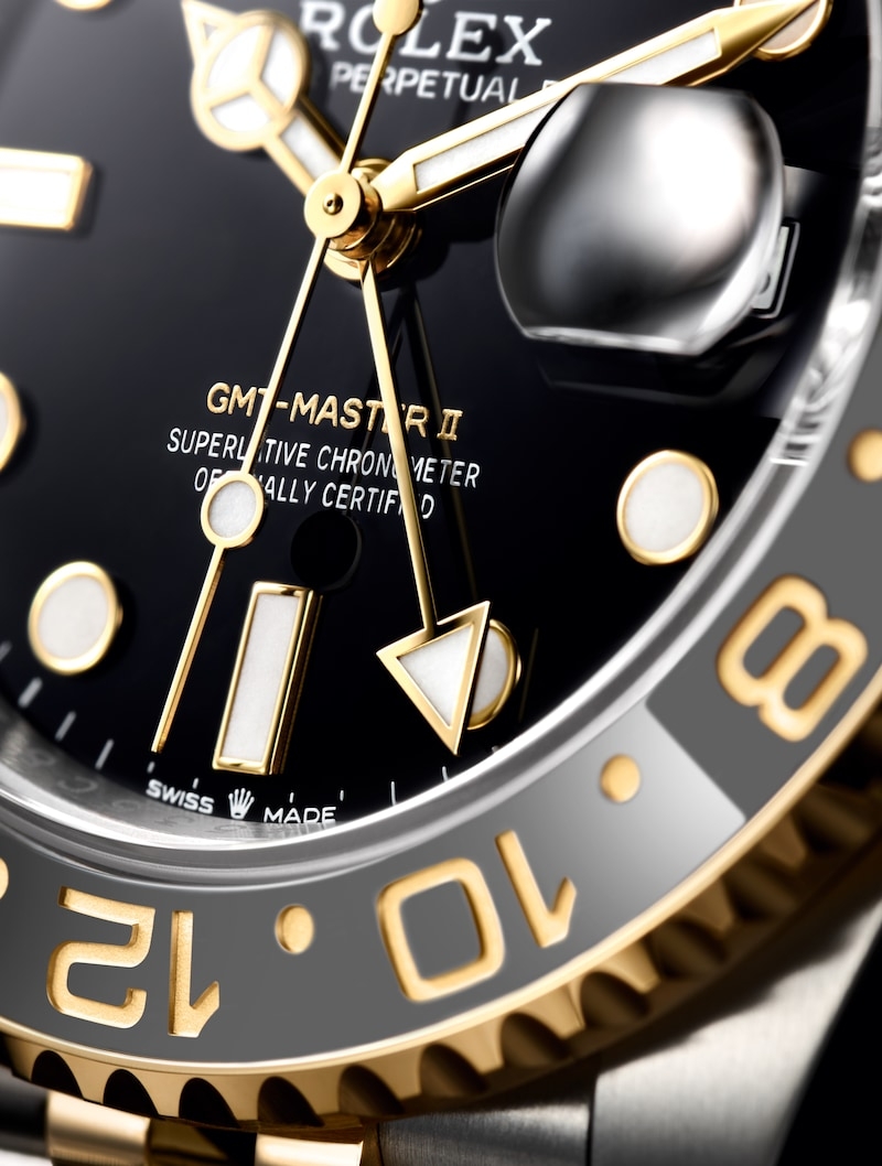 黑底白字的設計恣意橫跨錶盤之上,令人想起晝夜的交替