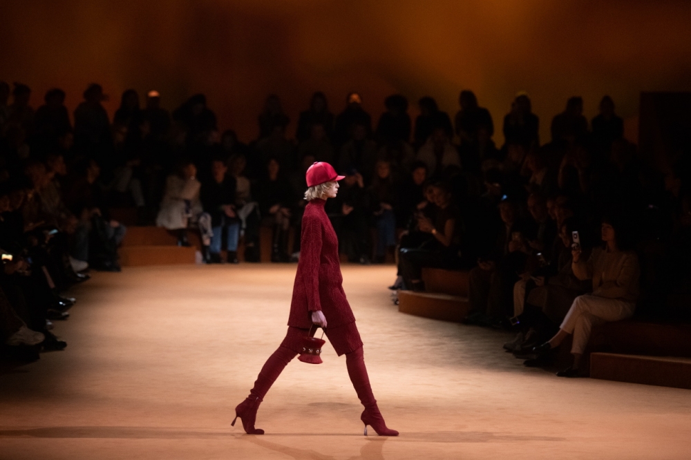 Hermès 2023秋冬系列近日於巴黎La Garde Républicaine登場