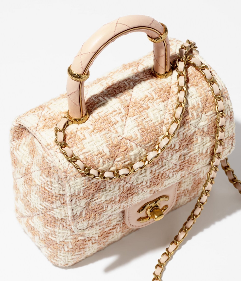 手袋搭載上品牌經典的皮革交織金屬鏈帶