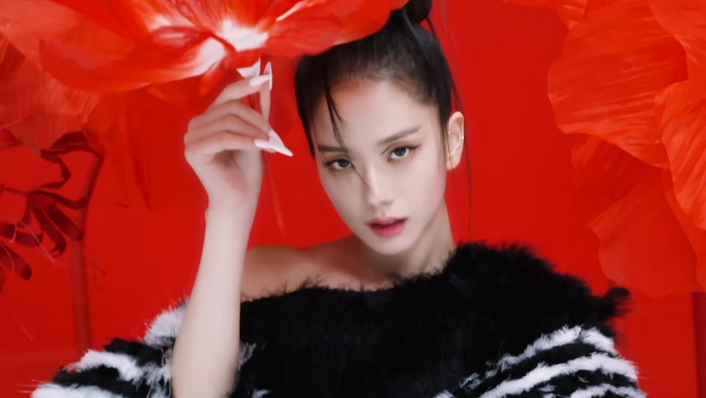 穿着Jean Paul Gaultier的2022高級訂製系列黑白間條毛毛禮服