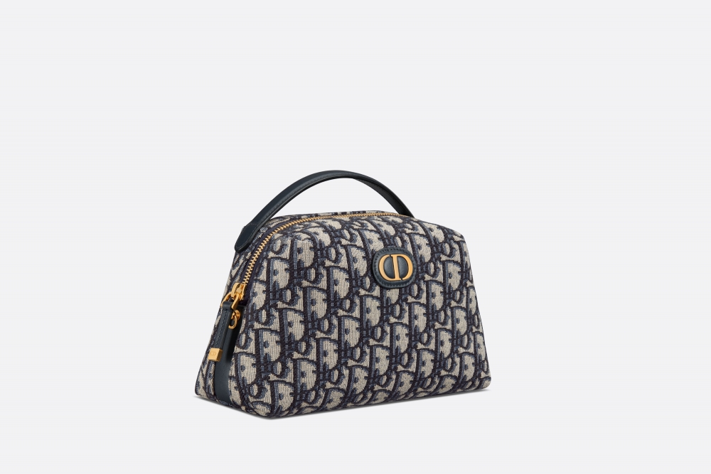 正面飾有CD標誌