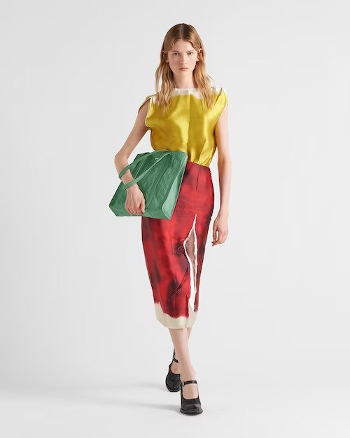 模特兒演繹Small Antique Nappa Leather Tote-Sage Green。