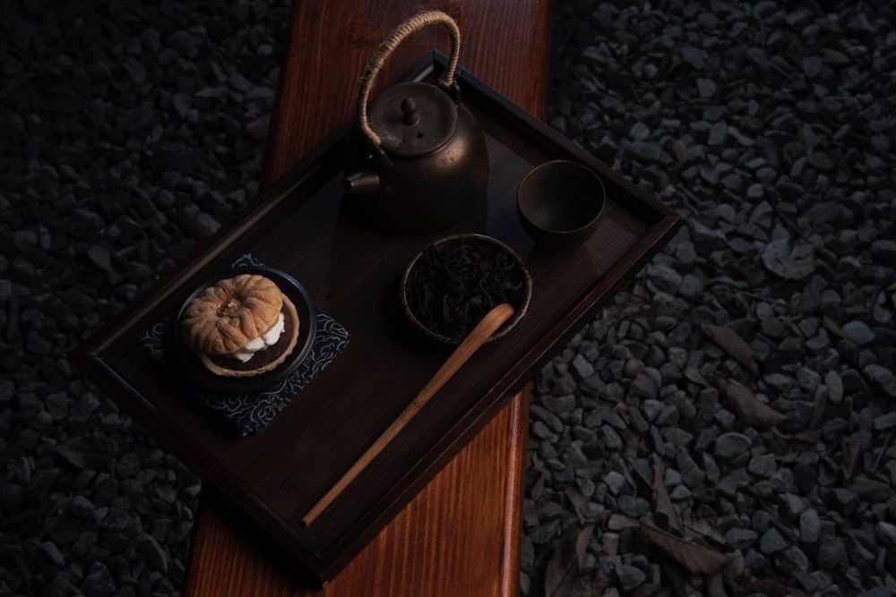 點上一杯茶飲，搭配最中餅細細品嚐。