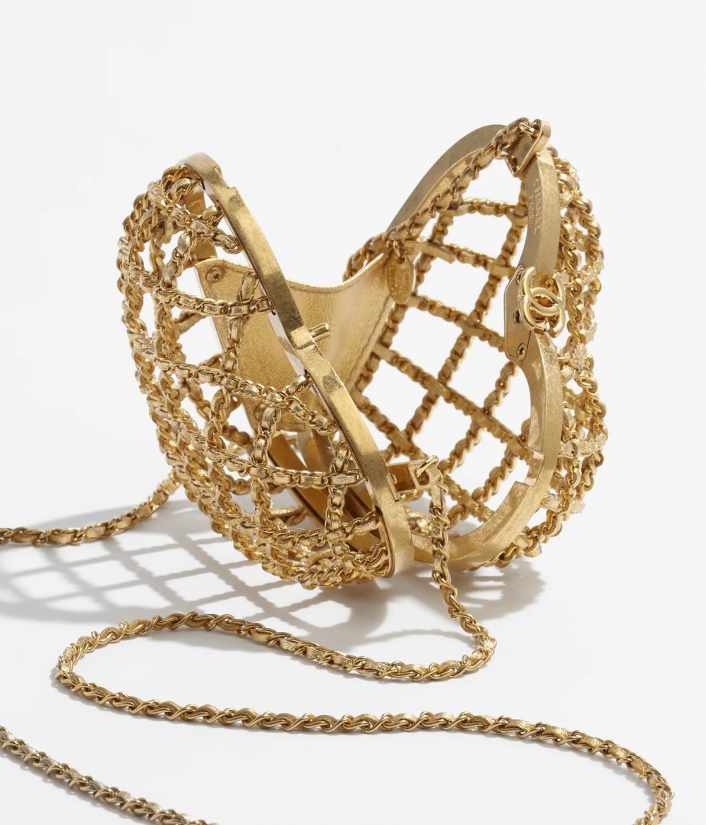 搭配金屬鏈條揹帶。