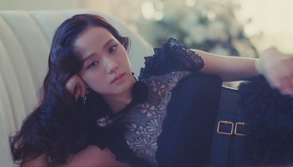 Jisoo換上一身Dior 2022秋冬的黑色蕾絲透膚連身裙