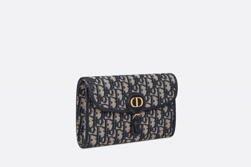 標誌性的圓弧掀蓋外觀換上橫向設計