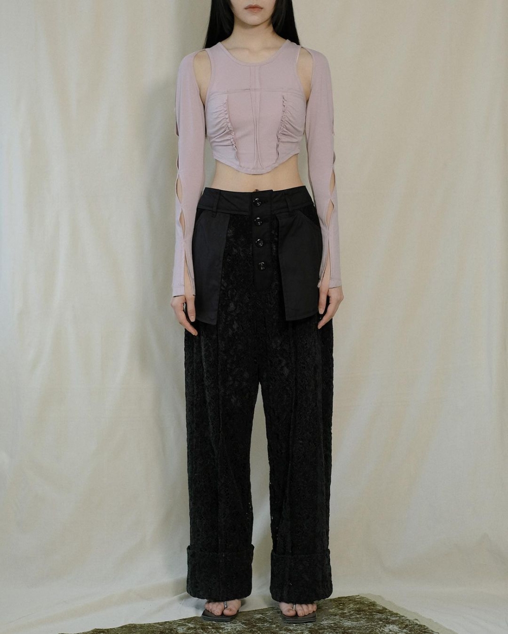 她選擇了品牌之中的「Luna Sleeves Top」。