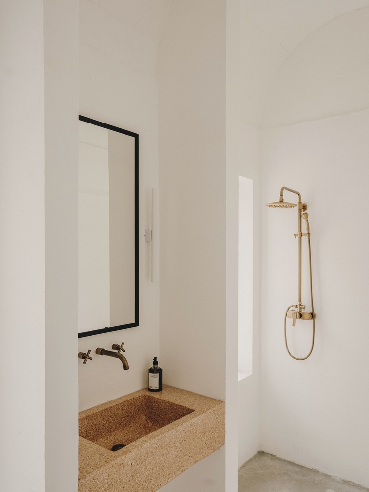 浴室水槽在樸實無華的設計中脫穎而出。