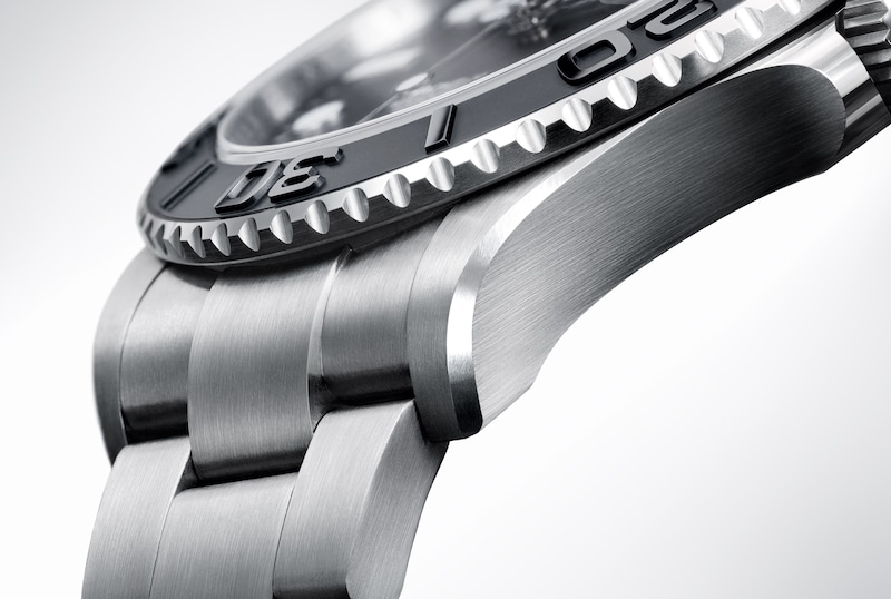 啞光陶瓷表圈以此襯托出單色美學的亮眼之處