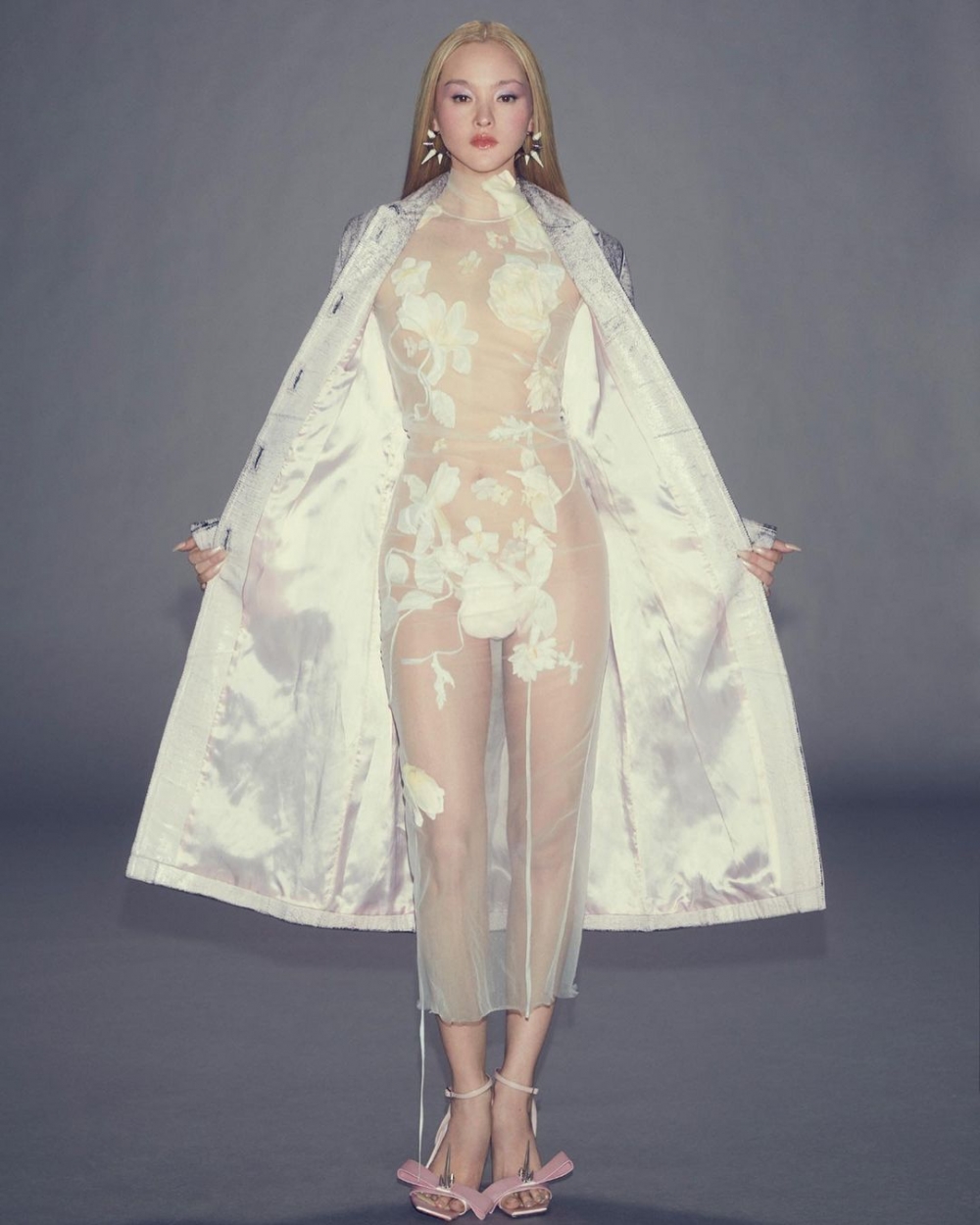 Acne Studios以蝴蝶結元素、貝殼光澤、柔軟的光澤面料呼應本季對於愛情的概念