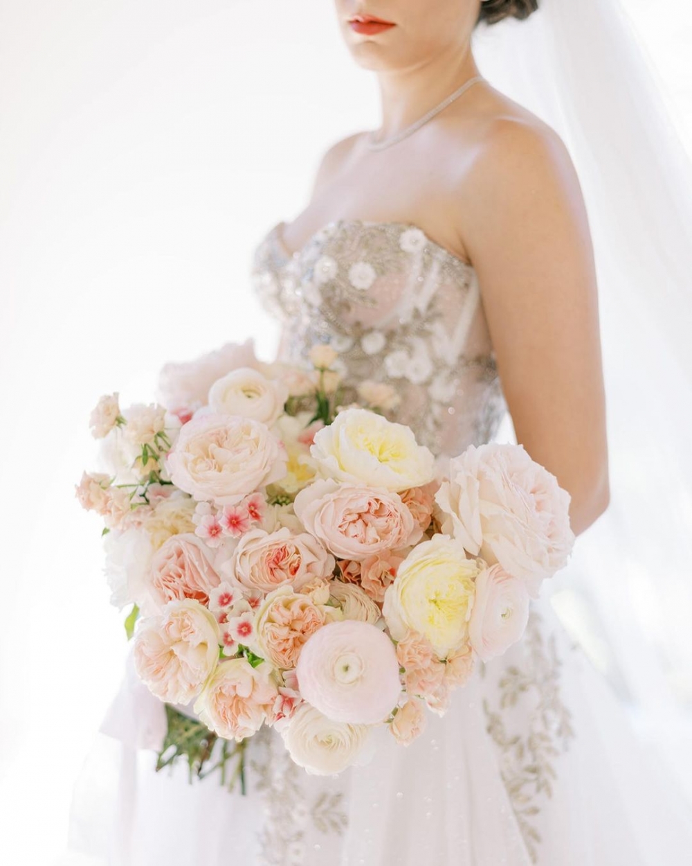 以清新溫暖色系的花朵組成的捧花。