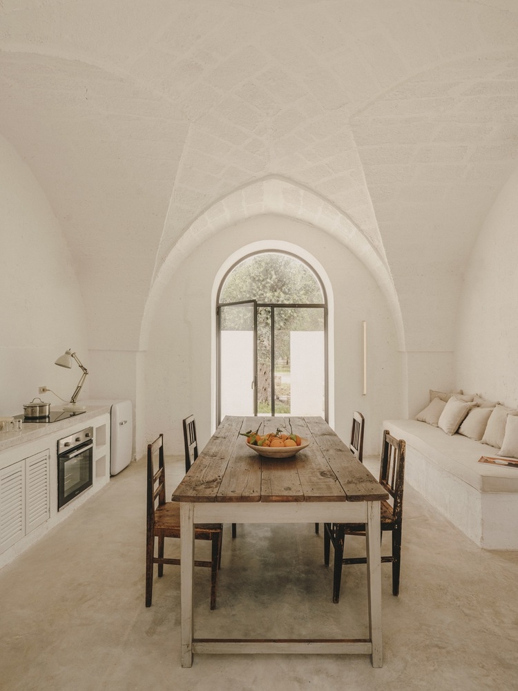 採光明亮的起居及用餐區空間。