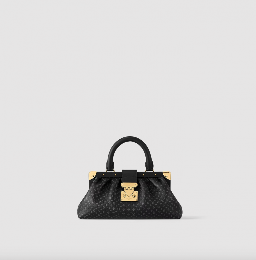 黑色的Monogram Clutch。