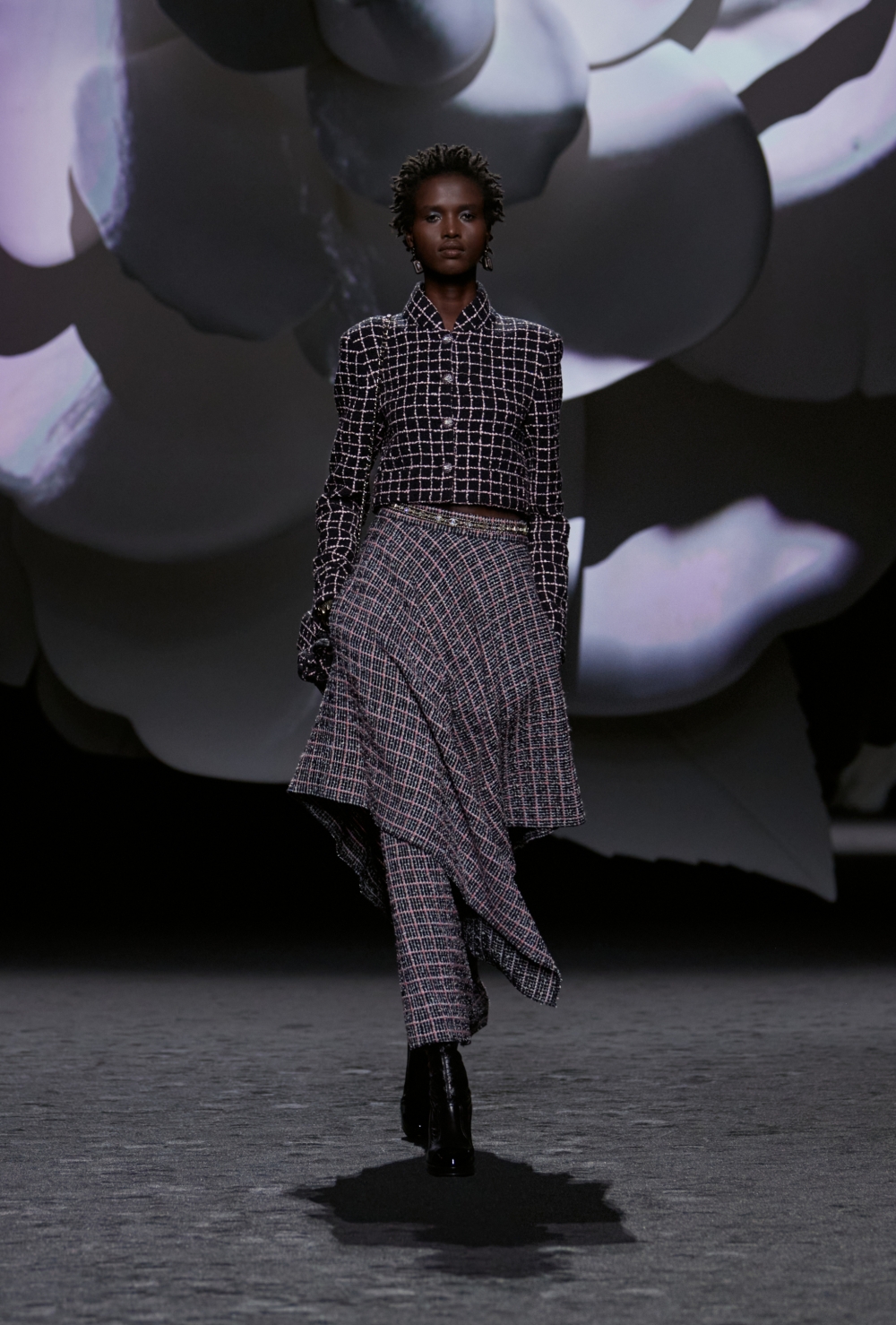 CHANEL不對稱剪裁一展崇尚自由與個性