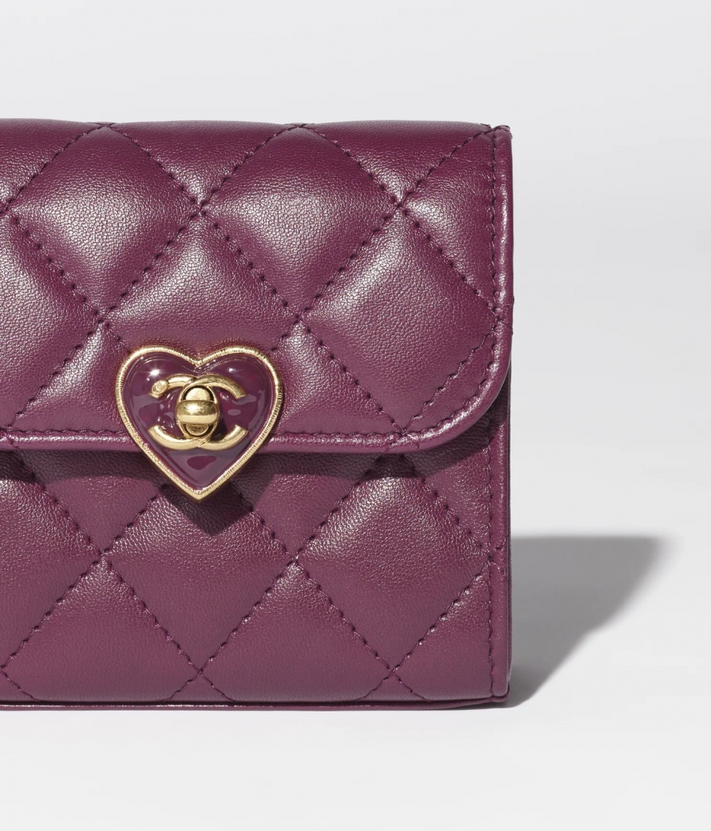 中心雙C Logo注入愛心元素。