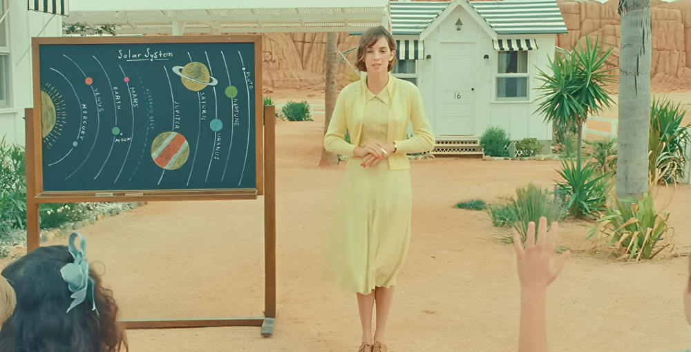 身穿鵝黃色洋裝的Maya Hawke。