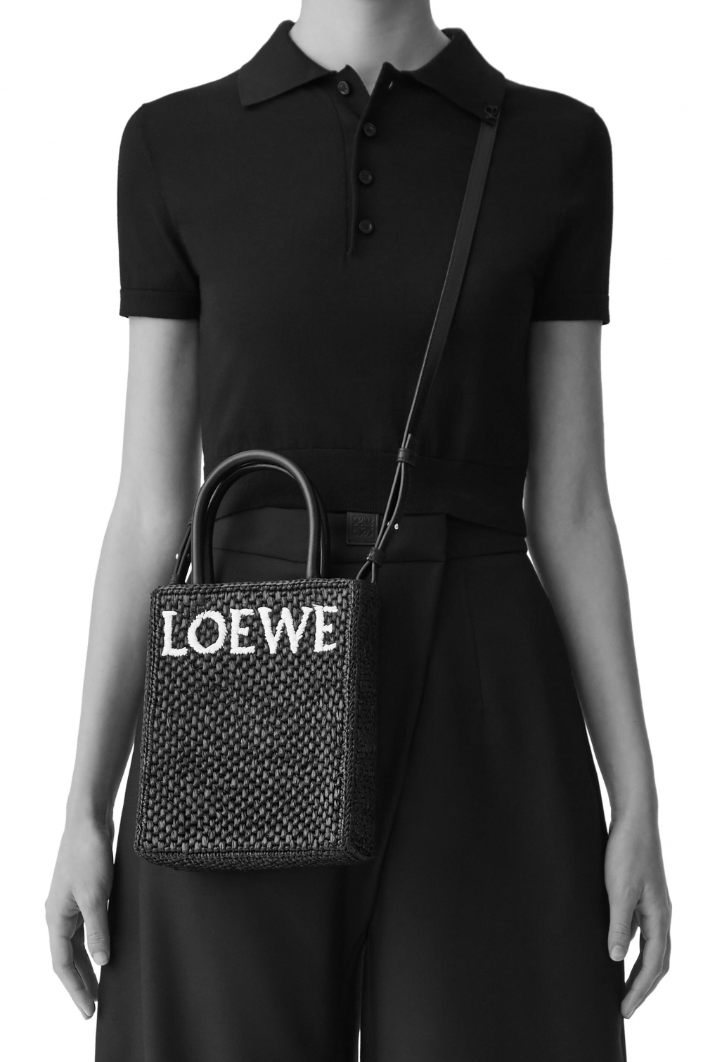 模特兒斜揹詮釋LOEWE Standard A5 Tote Bag in Raffia。