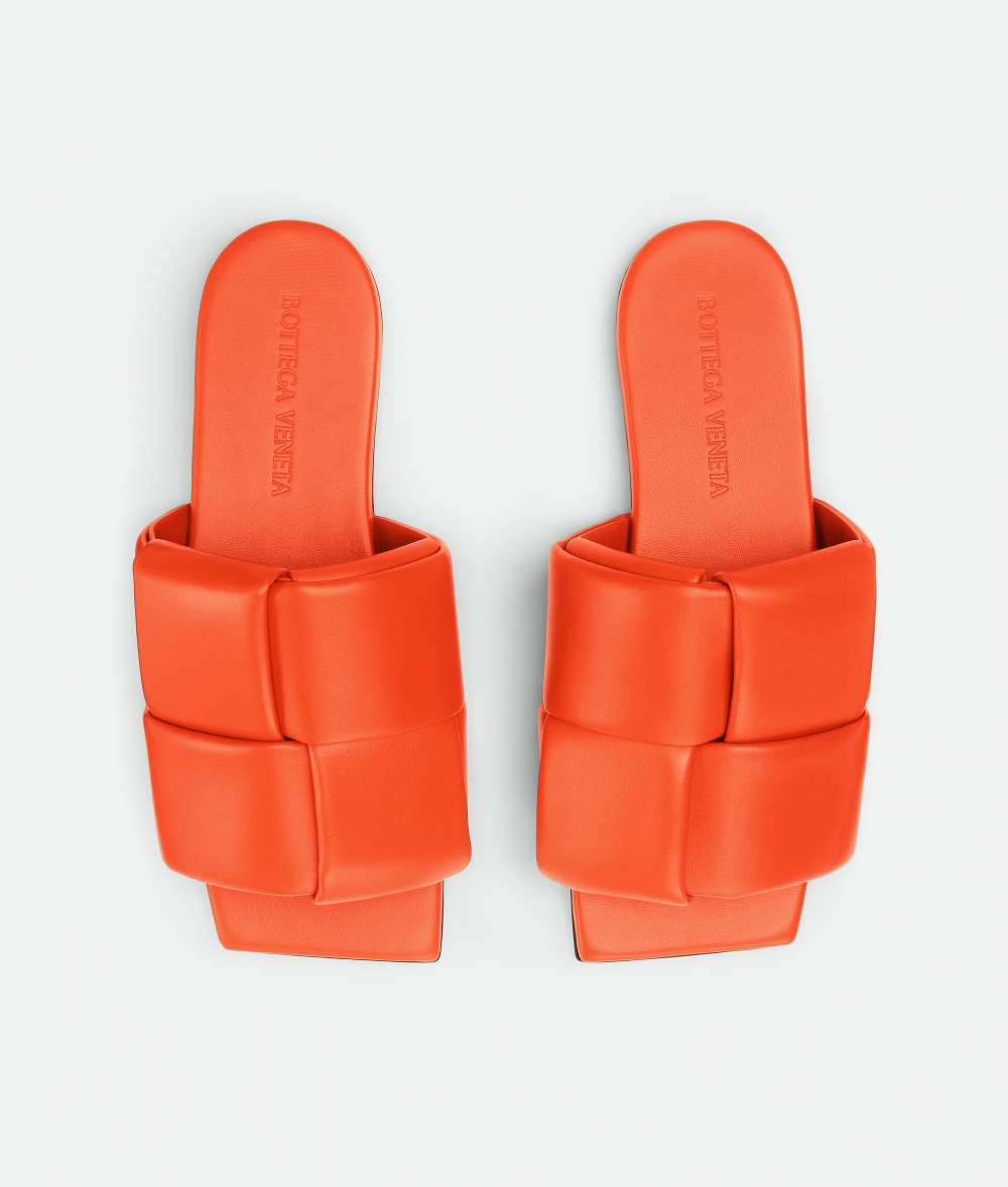 小羊皮製作並搭配奢華明亮的橙色。