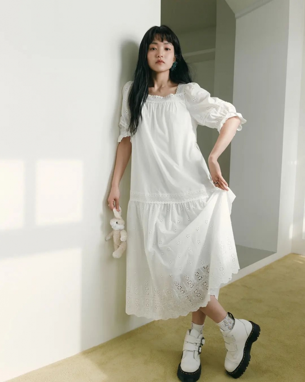 她在形象照之中純白的穿搭。