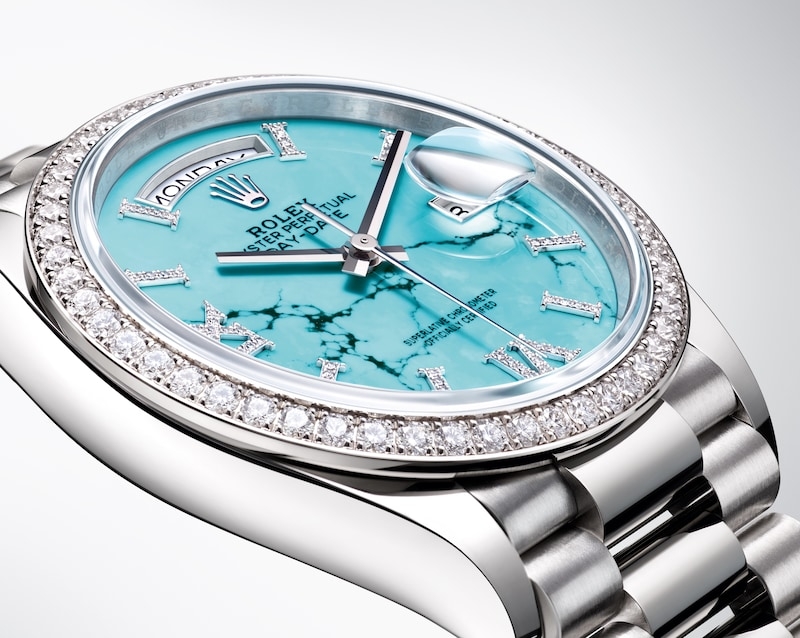 全新寶石錶盤配有鑲鑽時標、羅馬 VI 和 IX 以及帶或不帶鑽石的表圈