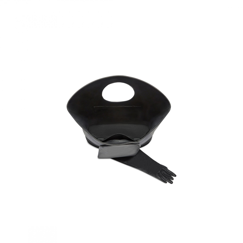 以右肩作為揹起的方式及配有1個固定手套。