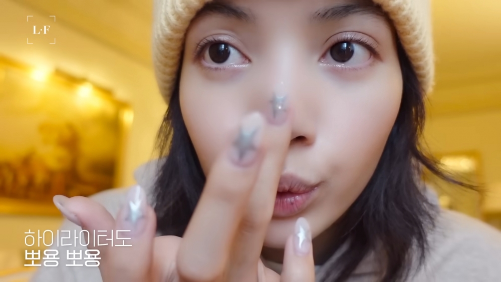 在鼻頭、顴骨用手指上一點打亮增加光澤