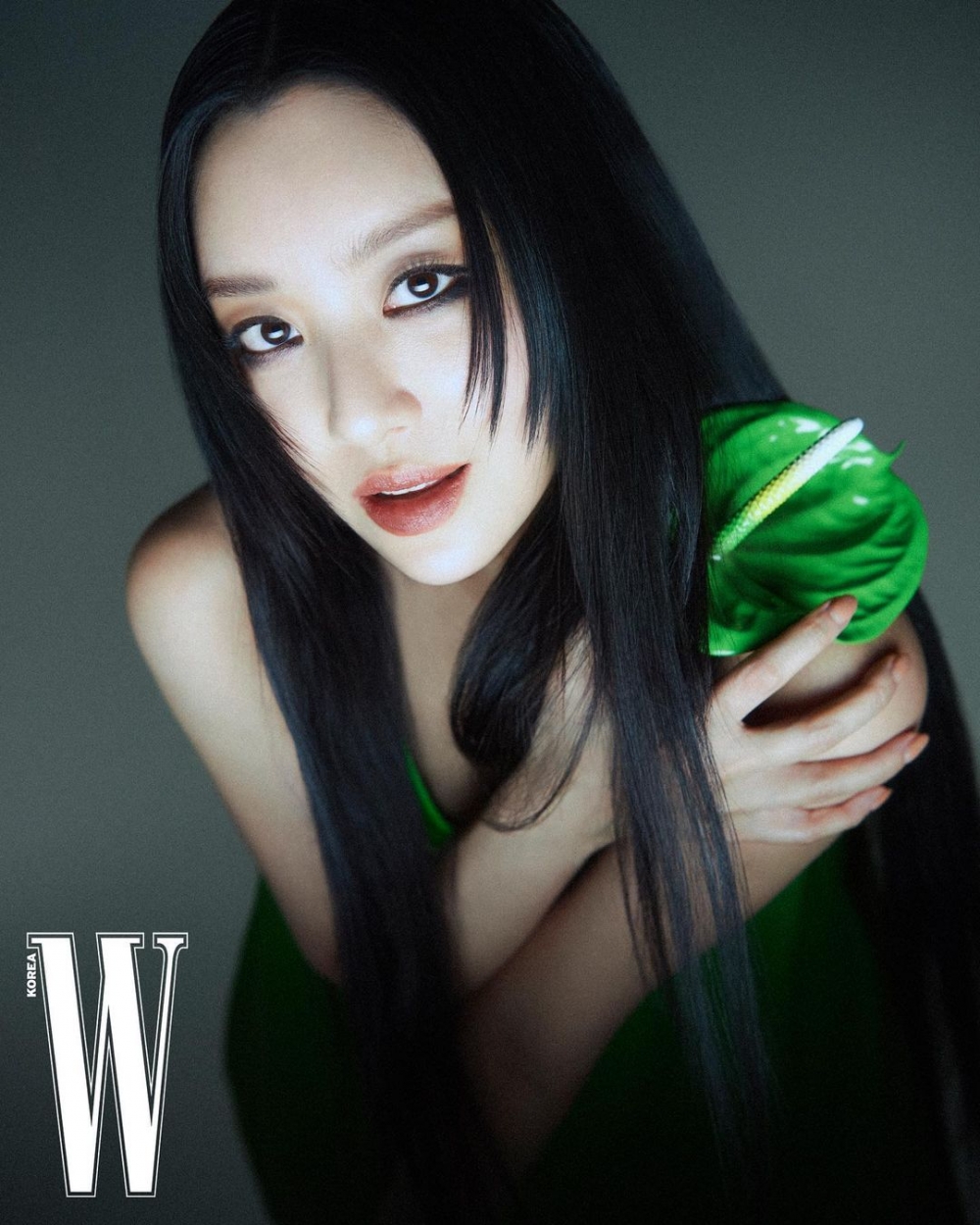 亮面材質與鮮豔色彩讓人嗅到了清冷又叛逆的味道