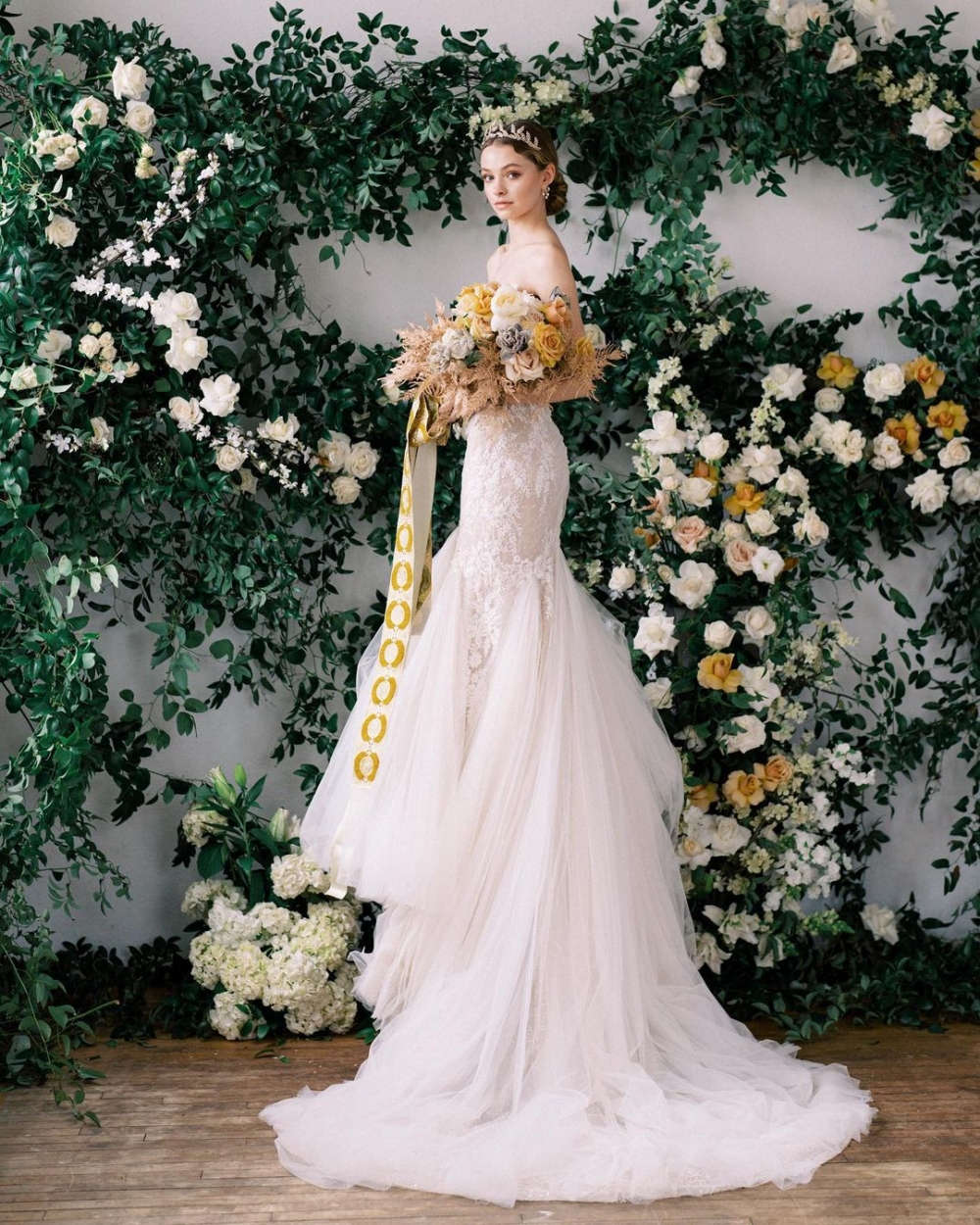 捧花醒目的姿態流露出新娘的優雅美麗氣息。