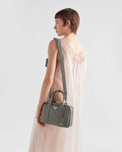 模特兒演繹Medium Antique Nappa Leather Top Handle Bag-Slate Gray。