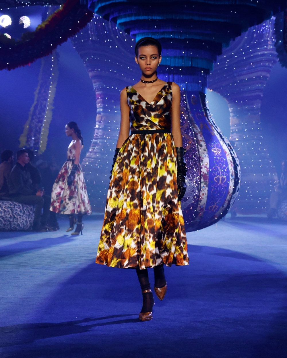 滿載的印花、不規則的點滴交匯出一種當代的前衛感