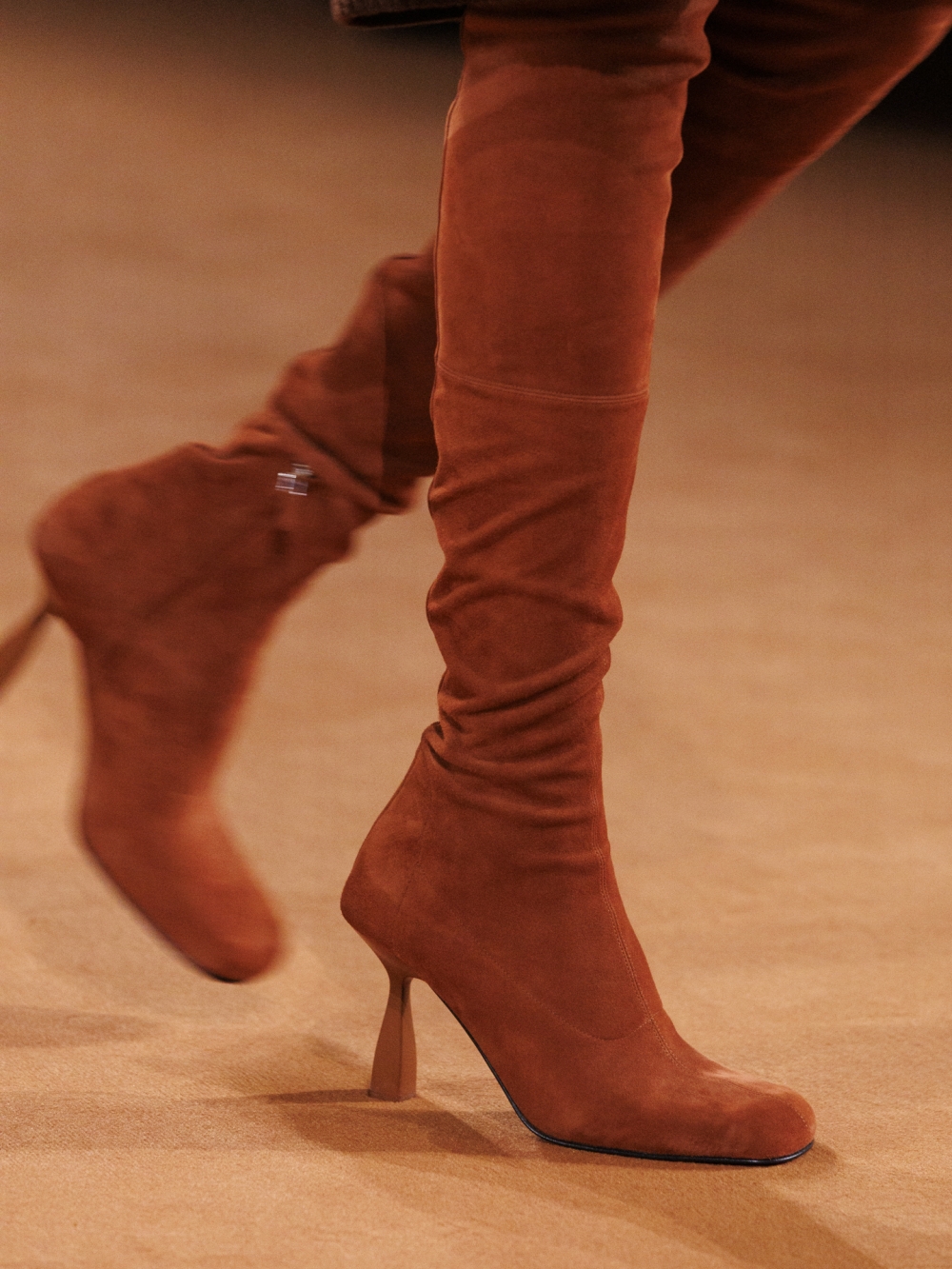 多款飾腿部線條的麂皮高跟過膝長靴