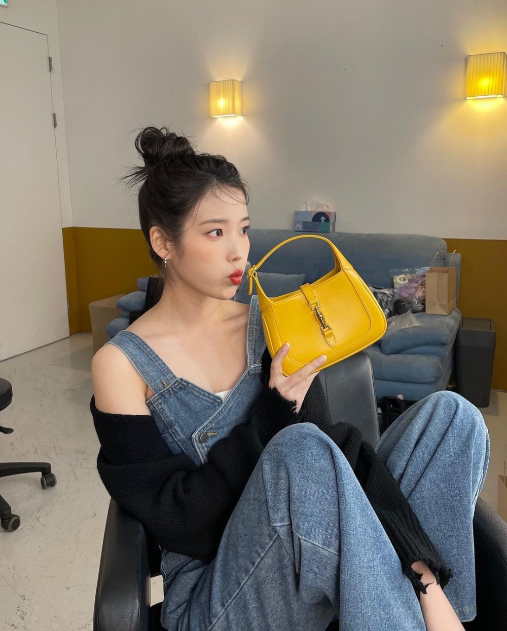 流暢線條的半月包型、獨特管狀彈簧鎖為特色