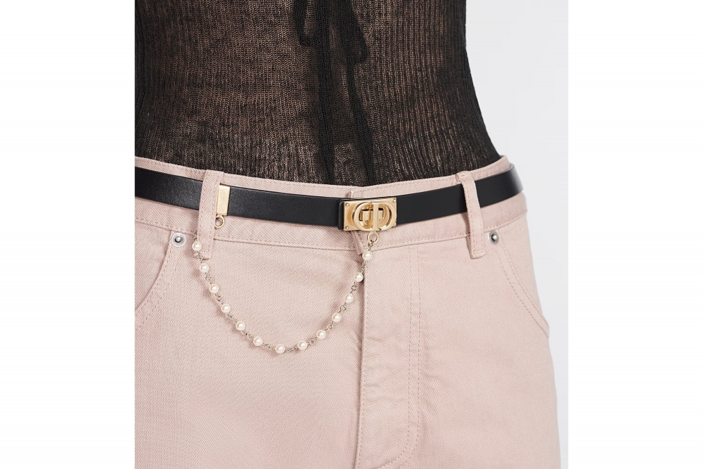 模特兒示範Dior Caro Belt。
