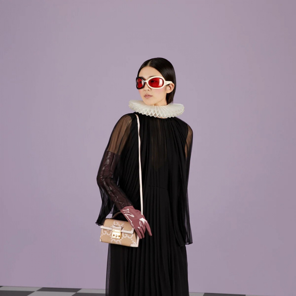 模特兒演繹Padlock Jumbo GG Mini Bag。