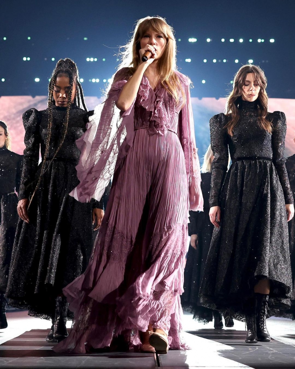 這套紫色仙女系的洋裝是Alberta Ferretti的設計。