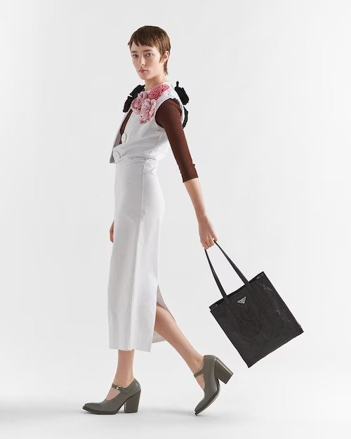 模特兒演繹Small Antique Nappa Leather Tote-Black。