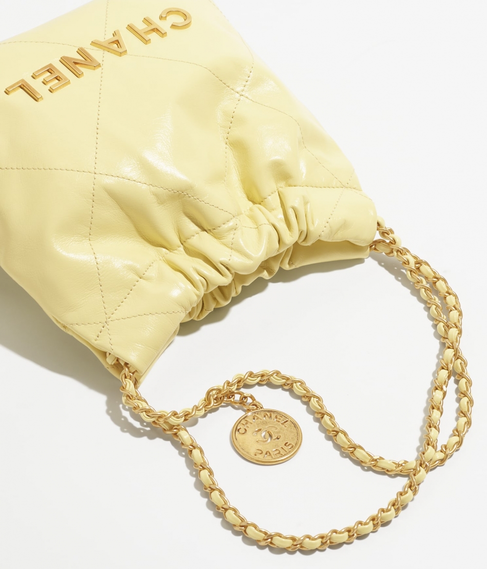 皮革鏈帶上裝飾有品牌雙C Logo吊墜