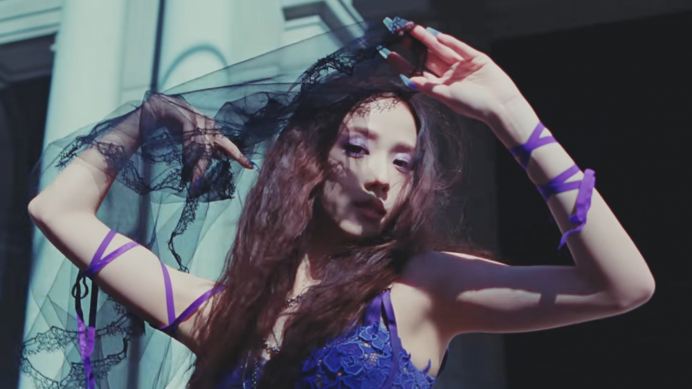 短裙出自於Versace 2023春夏系列