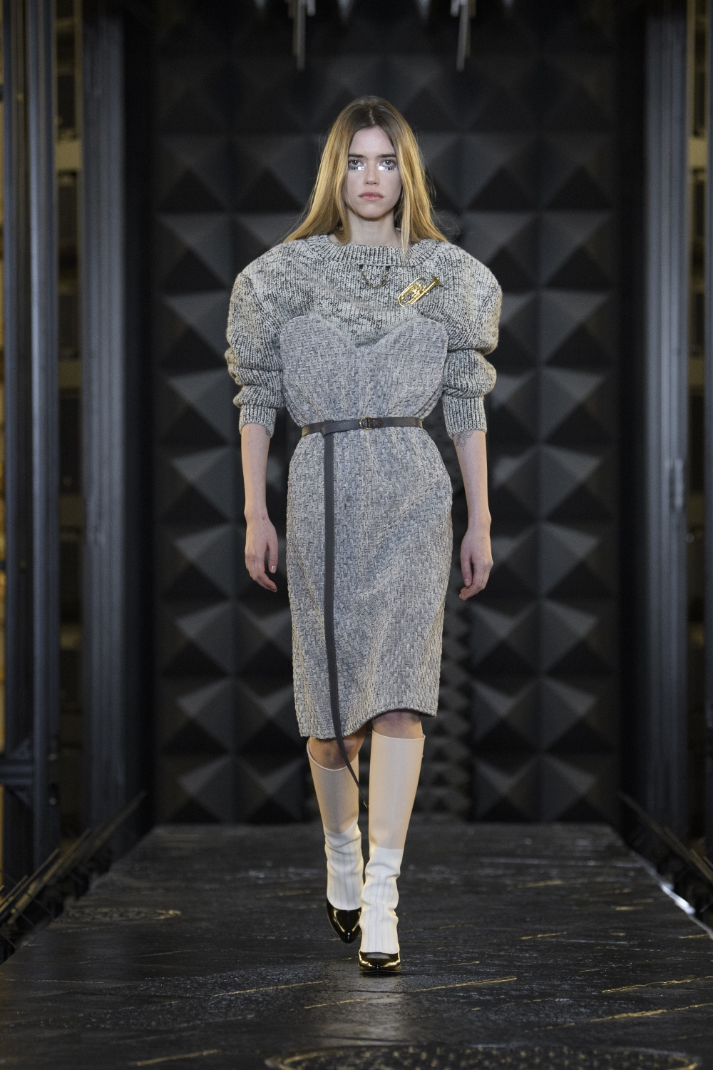 展現法式優雅的Look 7。
