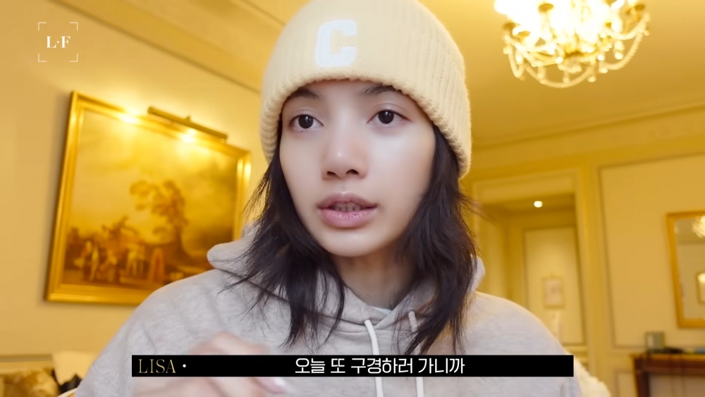 Lisa也在影片中表示外出時仍會簡單上妝