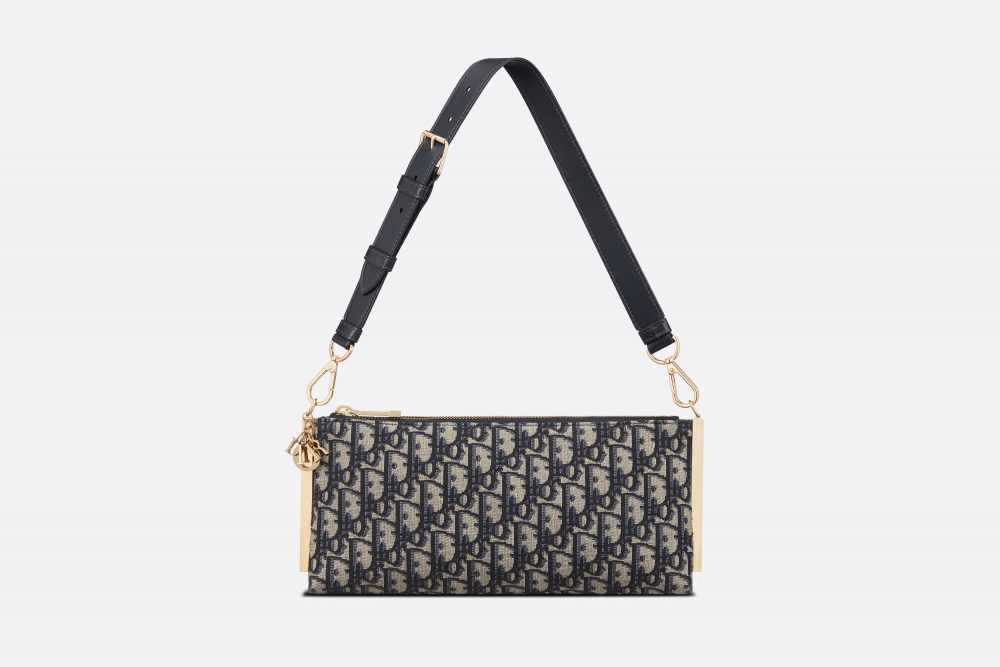 配有一條可拆卸的皮革肩帶