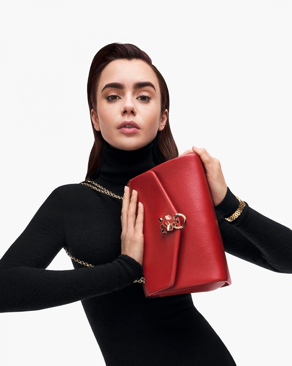 身為Cartier全球品牌大使的Lily Collins為美洲豹手提包拍攝的形象照。