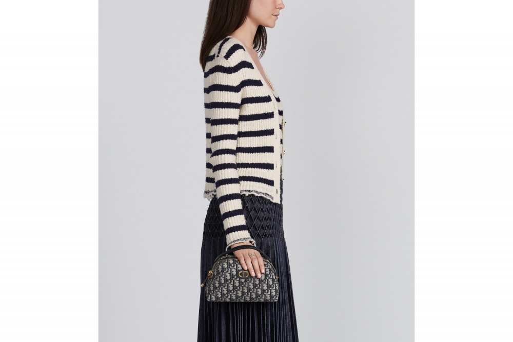 尺寸為21 x 12.5 x 8cm