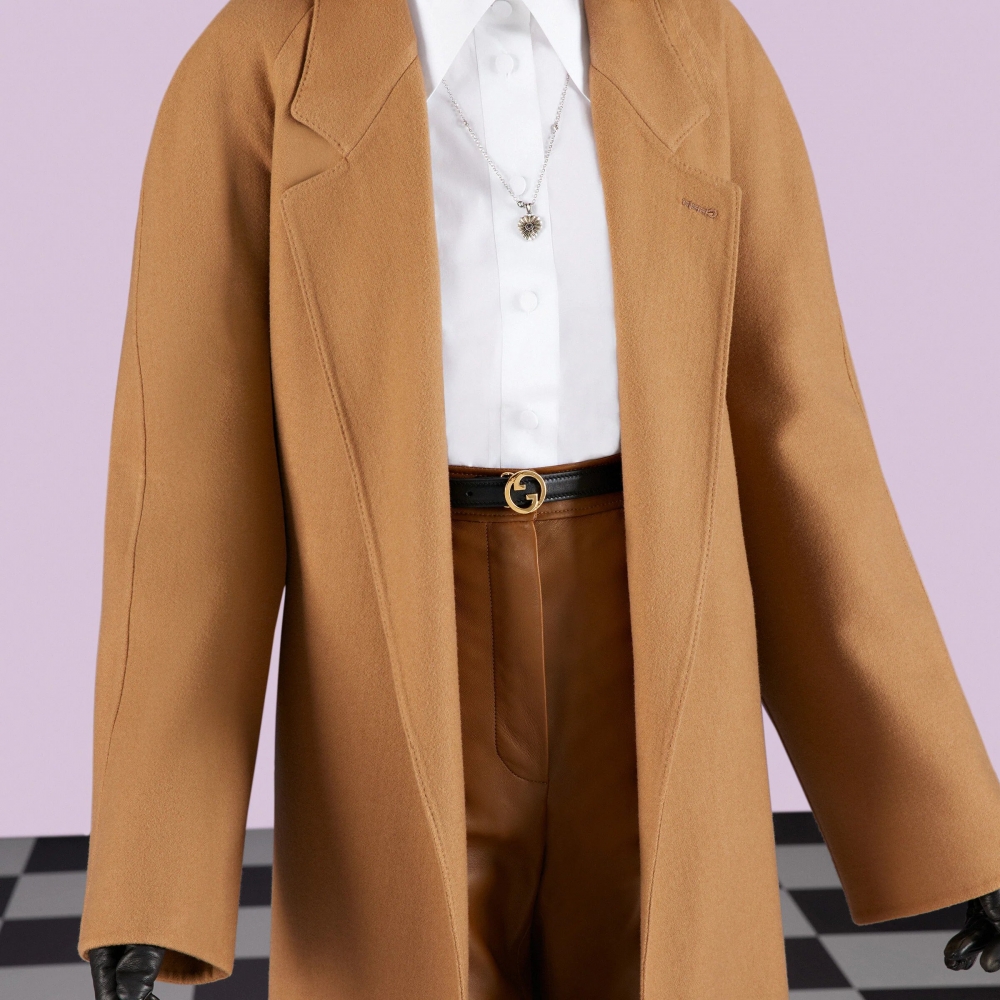 模特兒示範Gucci Blondie Thin Belt。