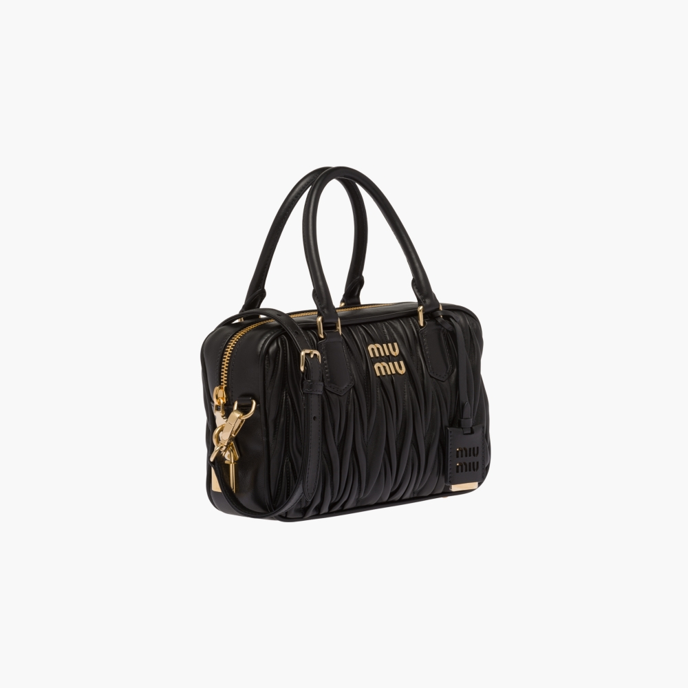 正面綴以金屬印字標誌