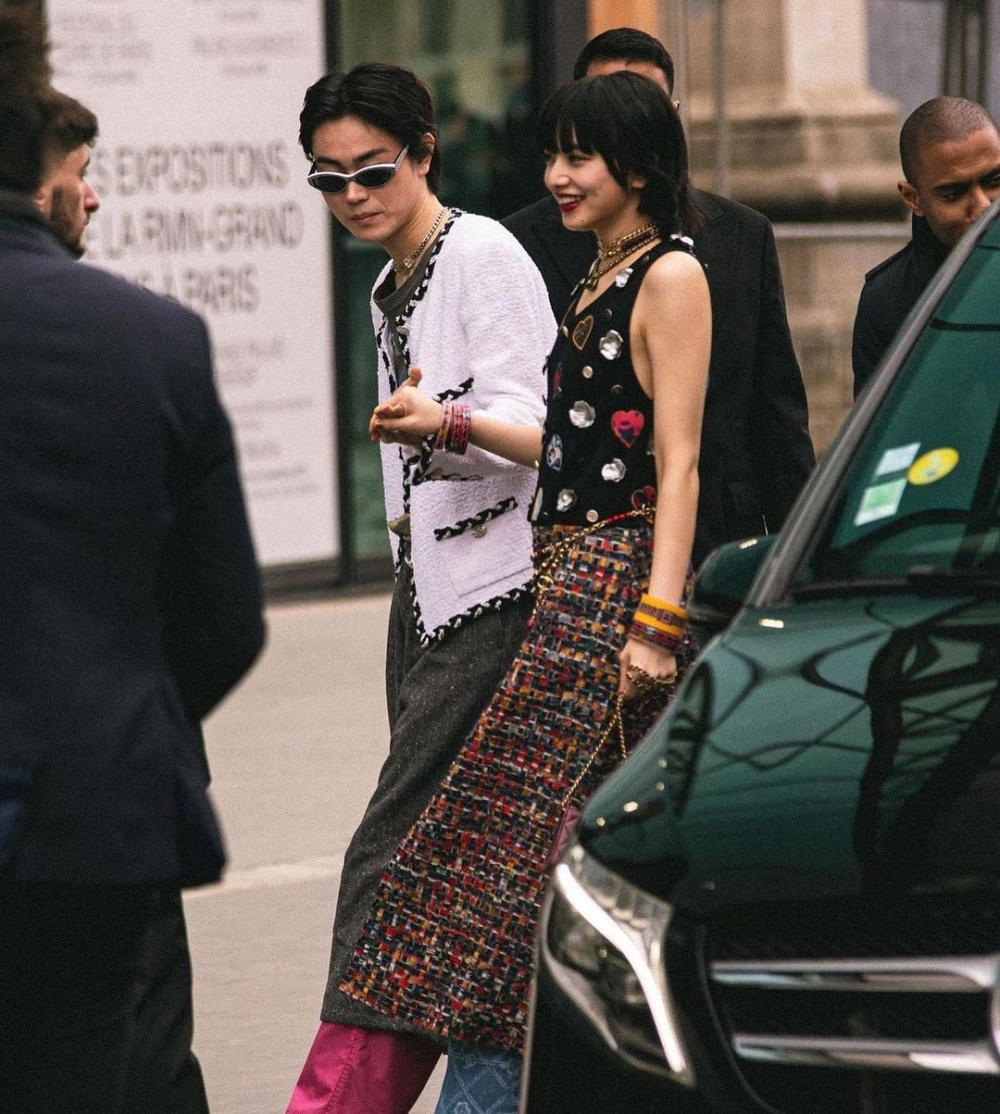 菅田將暉溫柔的將小松菜奈扶下車