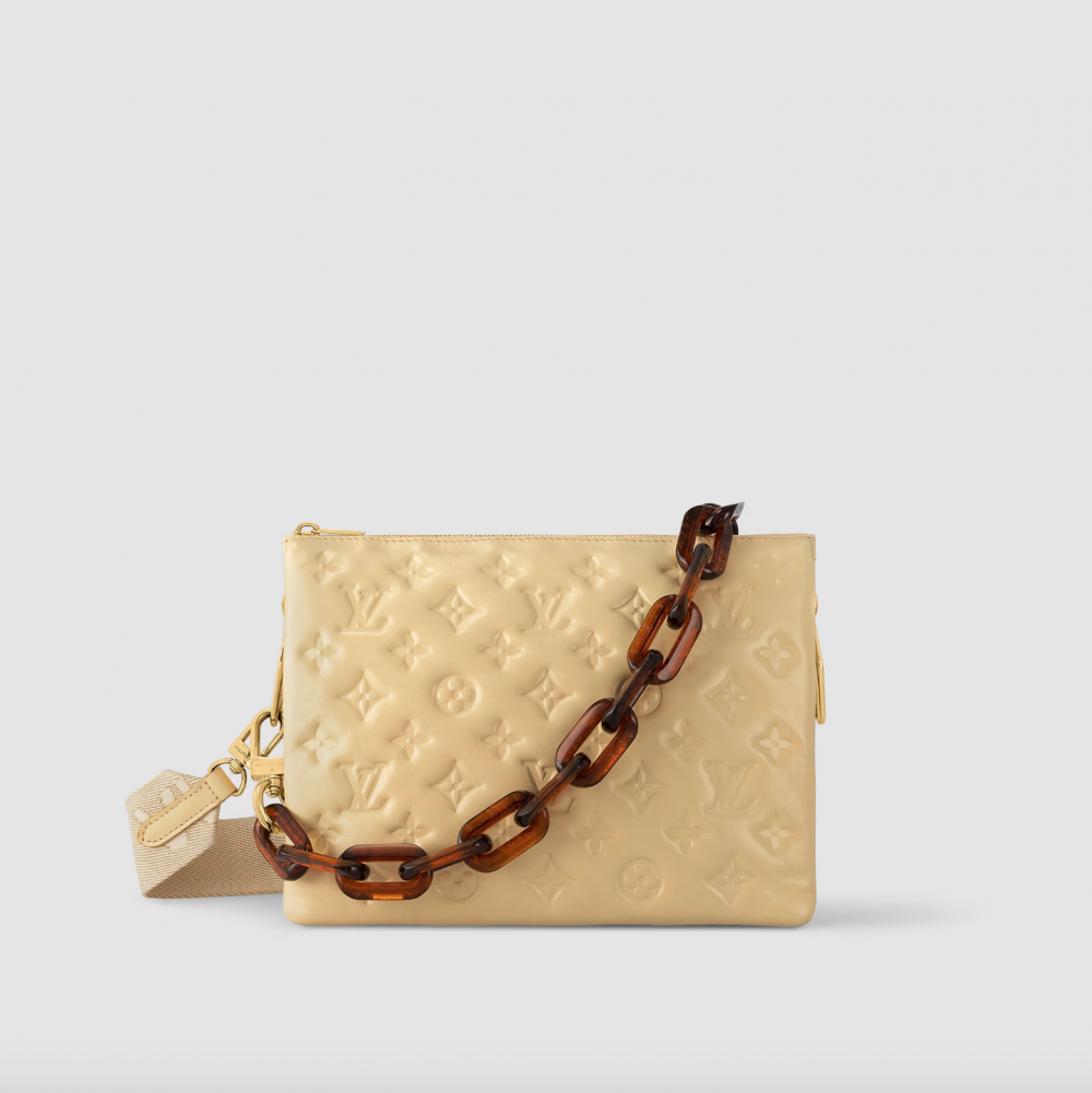 鵝黃色的Coussin PM。