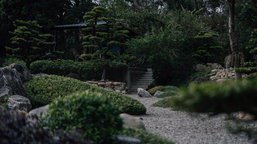 餐廳外的庭園彷彿世外桃源。